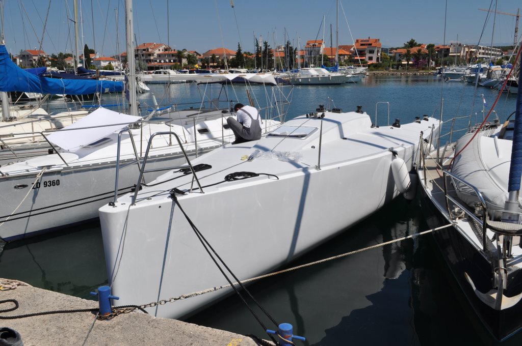 Enavigo 38 Racer — karbonski offshore klubski regatant pod jedrima